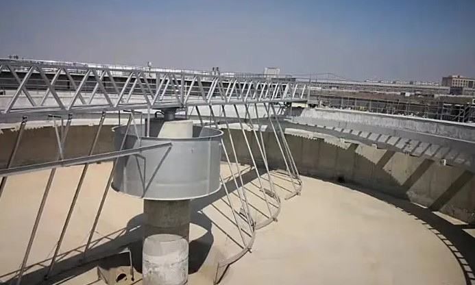 ZQXN型週(zhou)邊傳(chuan)動全橋(qiao)虹吸(xi)式(shi)吸泥(ni)機