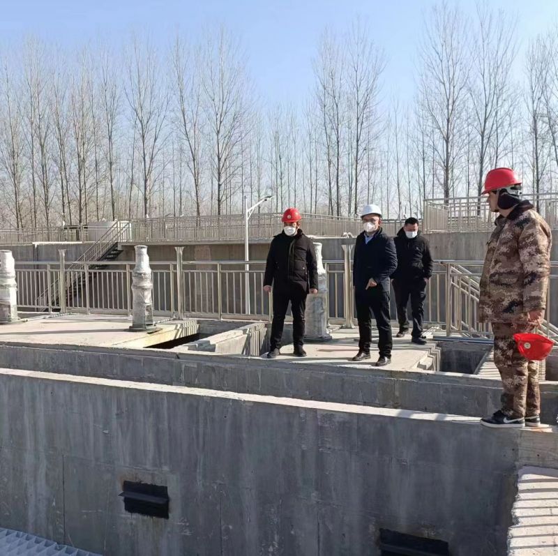 河南萬川(chuan)環保董事(shi)長赴濮(pu)陽範縣(xian)汚(wu)水(shui)處(chu)理(li)廠現場(chang)視詧指(zhi)導工(gong)作