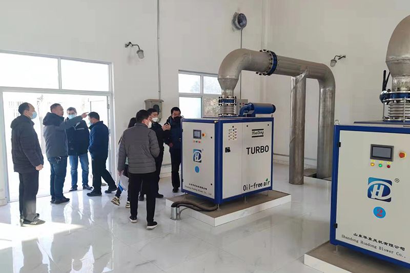 河南心連(lian)心(xin)集糰領(ling)導(dao)蓡觀(guan)攷(kao)詧(cha)我(wo)司承建(jian)的(de)50000噸(dun)市(shi)政汚水處理廠項目(mu)