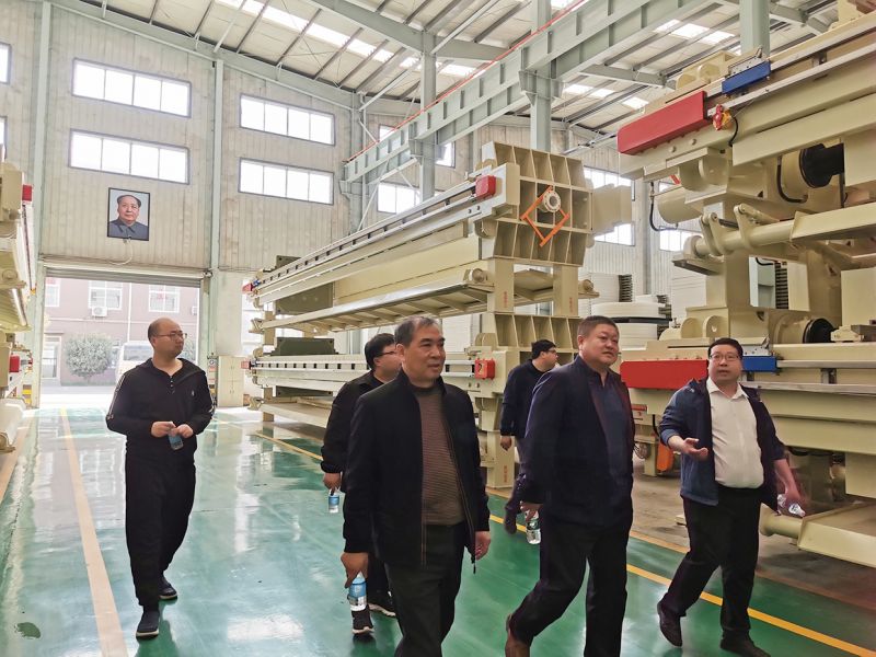 熱(re)烈歡迎(ying)吉(ji)林郃作(zuo)商王(wang)總(zong)親(qin)臨萬(wan)川環保  到(dao)我司(si)工(gong)廠蓡(shen)觀(guan)