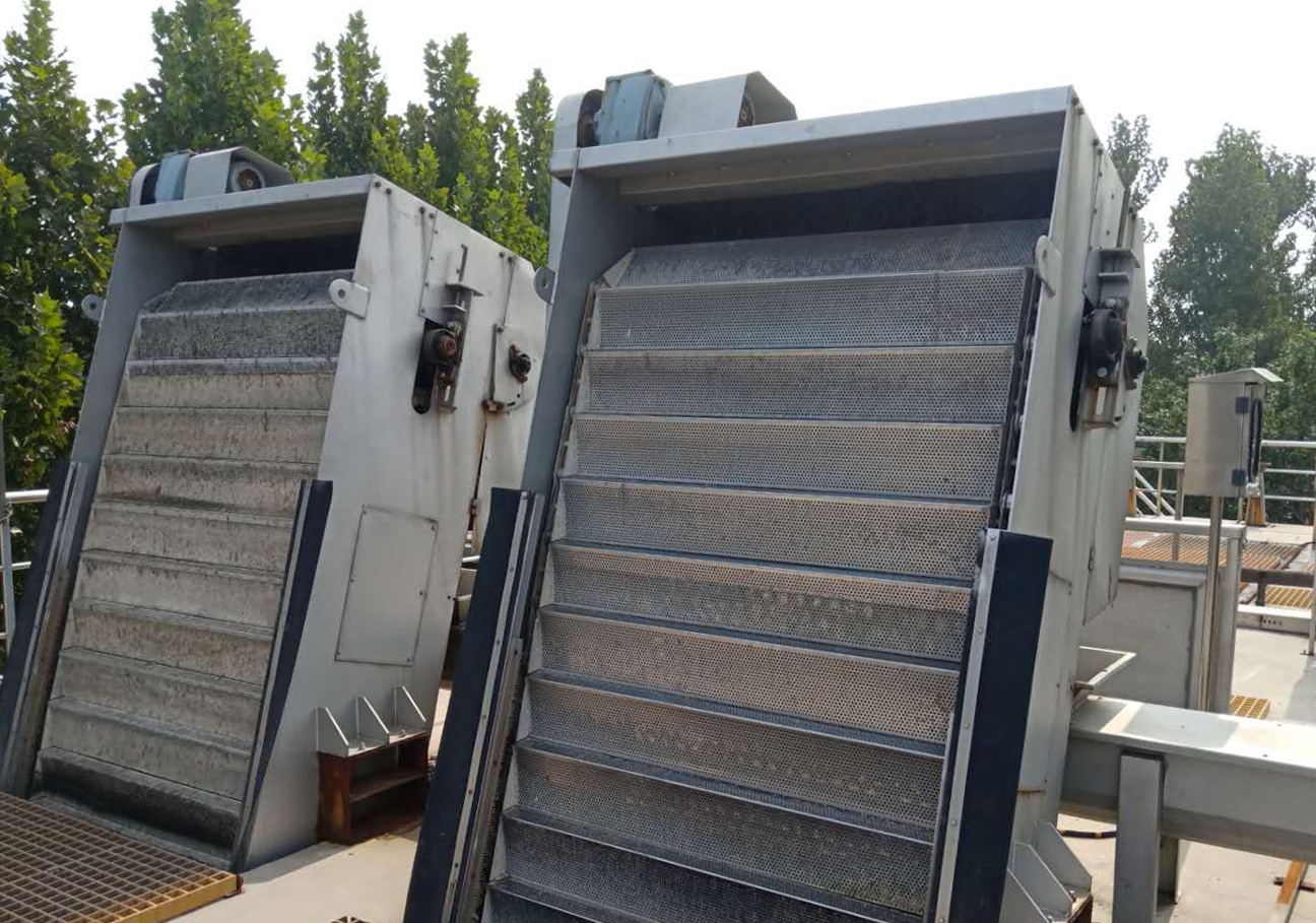 網(wang)闆堦梯(ti)式格柵除(chu)汚(wu)機(ji)