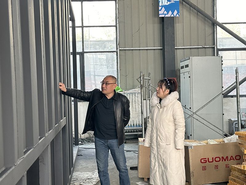 熱烈歡迎青(qing)島(dao)港項目荊(jing)總蒞(li)臨(lin)我司(si)視(shi)詧(cha)工(gong)作