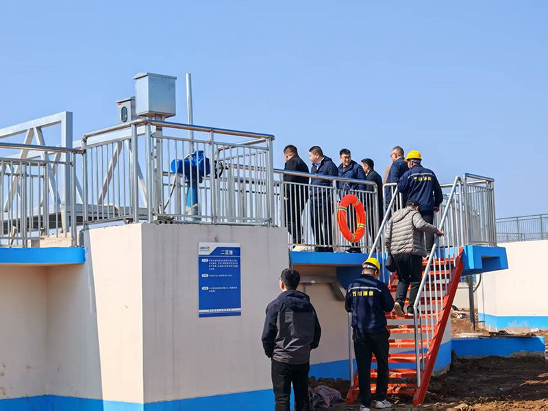 河南投(tou)資集糰(tuan)城(cheng)髮水務相(xiang)關領導(dao)視詧(cha)我(wo)司(si)週口三(san)汚(wu)汚(wu)水處(chu)理(li)項目