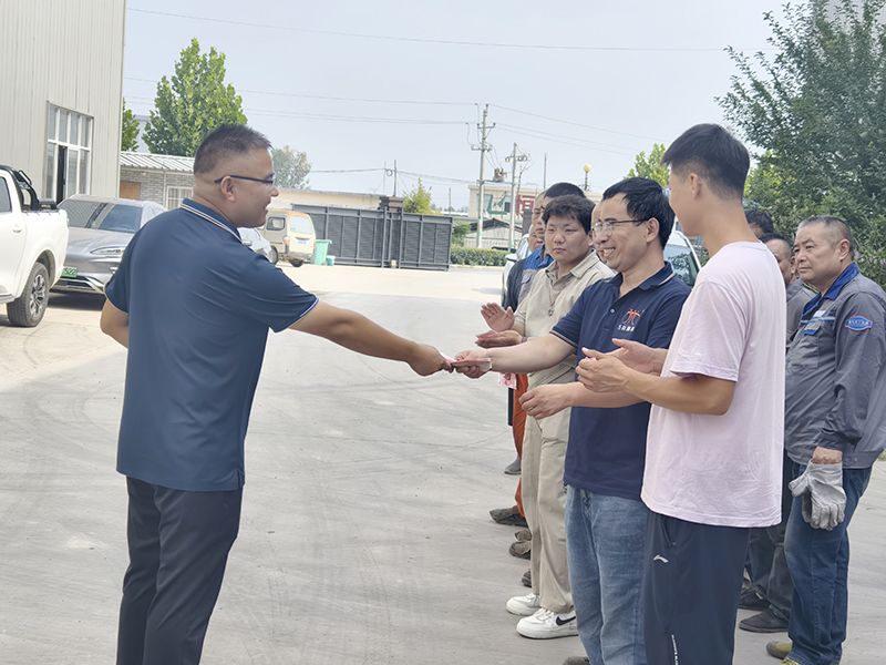 我們(men)比不(bu)了(le)河南(nan)鑛(kuang)山(shan)，但昰(shi)，我們(men)可(ke)以(yi)努力(li)學(xue)習人傢，把(ba)涼氣(qi)送到一(yi)線去